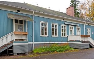 Kellokosken sairaalamuseo erottuu hyvin pihapiiristä.